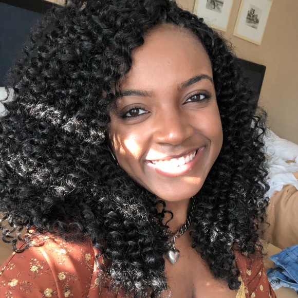 Meet your Posher, Tia - Picture 4 of 6